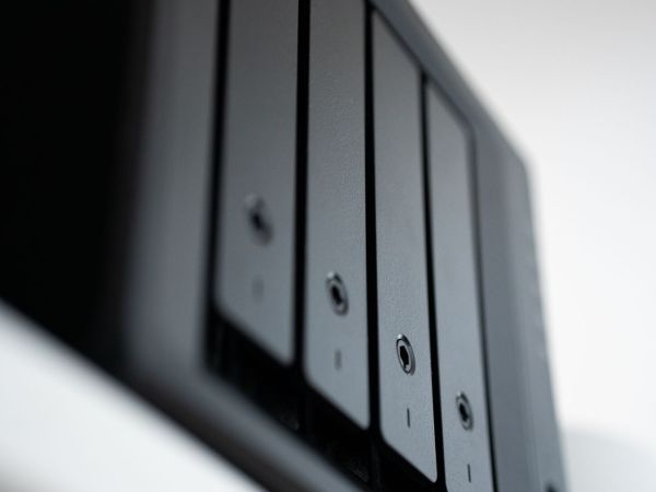 Услуги Detailed view of a black data storage unit highlighting modern technology and data management.